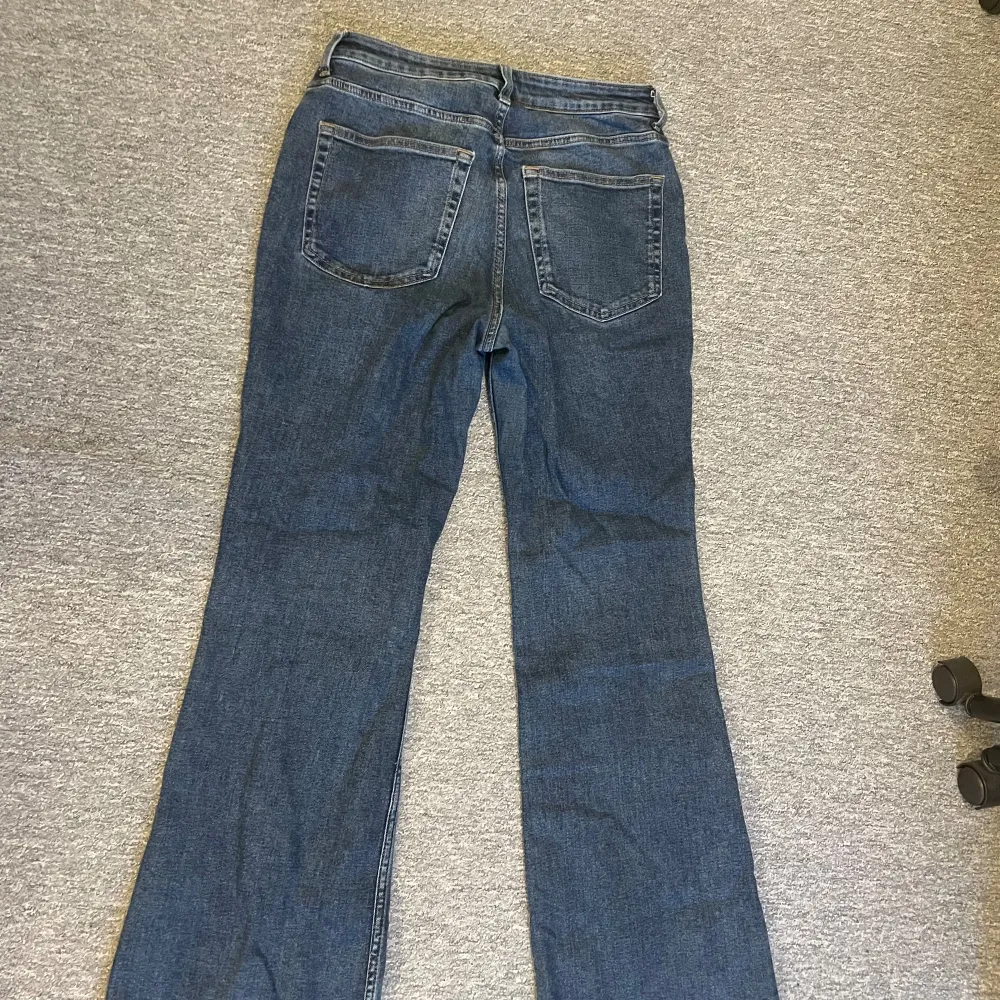 Mörka blåa bootcut jeans från Hm i Strl 40. Hög midja. Använda få gånger(som nya). . Jeans & Byxor.