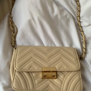 Beige quiltad axelväska med kedja -  superfin beige axelväska🙈Väskan har en kedjerem och perfekt för både vardag och fest💝 Bra kvalite och ej kommit till användning, vet ej vilket märke 