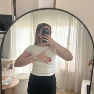 Topp - Vit topp med öppen rygg  Knappt använd så i jättebra skick 🌸