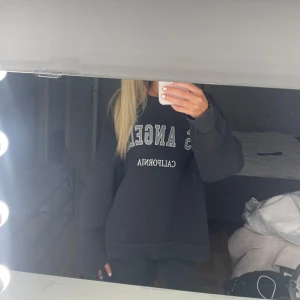 Svart sweatshirt med tryck - En svart sweatshirt med tryck ifrån Gina tricot💓