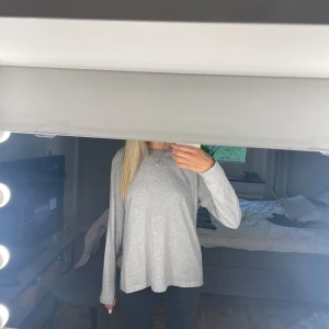 Ljusgrå långärmad tröja - En ljusgrå långärmad tröja ifrån Cubus, aldrig använd, nyskick💓