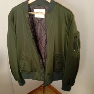 Grön bomberjacka  - Bra skick ej synligt använd