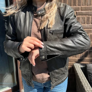 MDK skinnjacka (äkta läder) - Skinnjacka som är använd några fåtal gånger och är i mycket fint skick. Passar både kvinna och man! Är storlek M och är ursprungligen köpt på herravdelningen.