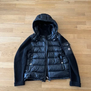 Moncler cardigan - Bra skick, inga hål, har inga äkthetsbevis men nfc funkar och qr koden på lapparna i jackan funkar