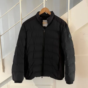 Woorich Jacka - Säljer en riktigt schysst woolrich jacka i väldigt bra skick,köpt på den officiella hemsidan. Dock har jackan behövts lagas där ni kan se lagningen på sista bilden. Ursprungspris är 5300kr