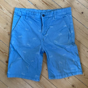 Shorts Polarn o. Pyret - Shorts från polarn o pyret i stl 152. Mindre fläck på ena bakfickan (se bild). Gott skick.
