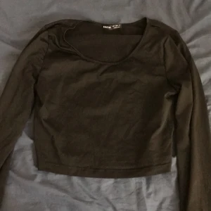 tröja med utspridda armar - En magtröja med öppna ärmar