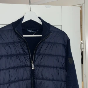 Ralph Lauren cardigan  - Säljer denna sjyssta cardigan från Ralph Lauren i Size M. Nypris närmre 5000kr.  Skicket mycket bra och det finns inga defekter. Passar från 175-185 plus minus  lite. 