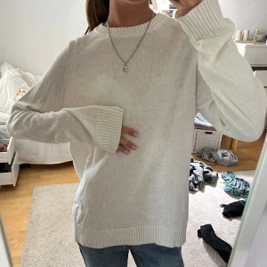 Vit stickad tröja - Säljer en supermysig vit stickad tröja i storlek M. Den är perfekt för höst och vinter med sin varma och sköna känsla. Tröjan har långa ärmar och ribbstickade muddar vid ärmslut och nederkant. Passar perfekt till ett par jeans för en avslappnad look. 🧡