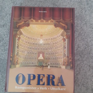 Opera bok av András batta - En opera bok, tolkar och beskriver historien. Ett helt ny bok