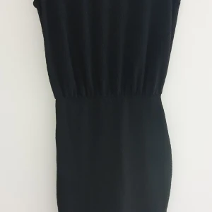 Klänning - Kortare klänning, glittrig.