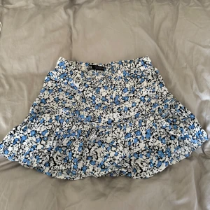 Kjol - Säljer denna blommiga shorts-kjol då den inte kommer till användning längre💞Det är en kjol med shorts under! 