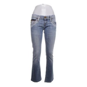 Lågmidjad jeans - Lågmidjad jeans från Lee i storlek 28. Skriv för fler bilder och exakta mått🥰