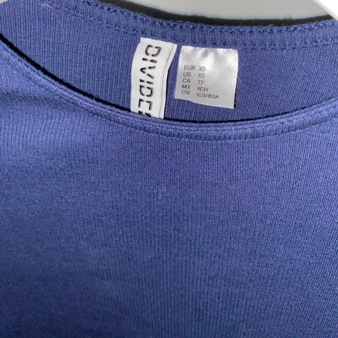 Mörkblå croppad topp från Divided - 91