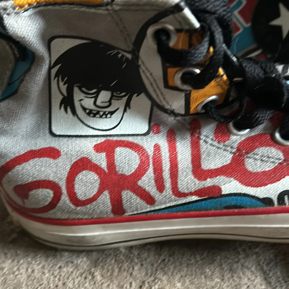 Supercoola converesskor i ett limited edition colab med gorillaz. Nästan oanvända och i superfint skick. Stl 37,5 men passar bättre på dig med 38. . Skor.