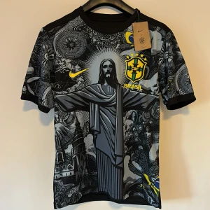 Exklusive Brasilien Fotbollströja - Säljer denna unika fotbollströja som tyvärr är för stor för mig, har aldrig haft på mig den, detta är en exklusive fotbollströja som har tags kvar, pris kan diskuteras.