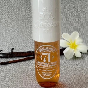 Sol de Janeiro  Brazilian Crush Cheirosa 71 Perfume Mist 90 ml - Ny, folien är fortfarande på.  Denna välkomnande doft lägger sig som en kaschmirfilt över dina sinnen, omsluter oss i värme och ger oss en mjuk och mysig känsla. Sinnliga och inbjudande noter av karamelliserad vanilj, rostad macadamianöt och tonkabön