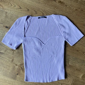 Lila ribbad topp från Zara - Säljer en superfin lila ribbad topp från Gina Tricot! 