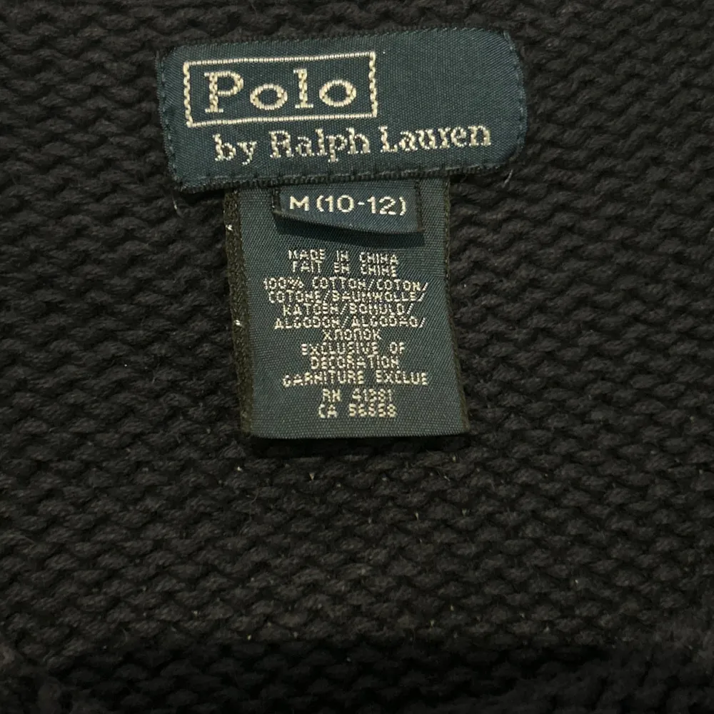 Säljer denna super fina Ralph Lauren crew neck tröjan pga att den inte kommer till användning längre. Använd 2-3 gånger. Storleken är 10-12 barn storlek. Skicket är 9/10 pga av att det är en äldre modell på tröjan. Byd 💗 . Tröjor & Koftor.