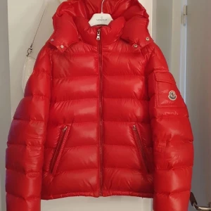 Moncler Jacka - Hej! Säljer nu mina fina och utstickande Moncler Maya jacka i stl 14Y, passar S/M. Jackan är köpt i december 2022 på Monclers hemsida för 6740kr. Mitt pris är 4000kr. Skriv för mer bilder och om du undrar något. Självklart är jackan äkta!