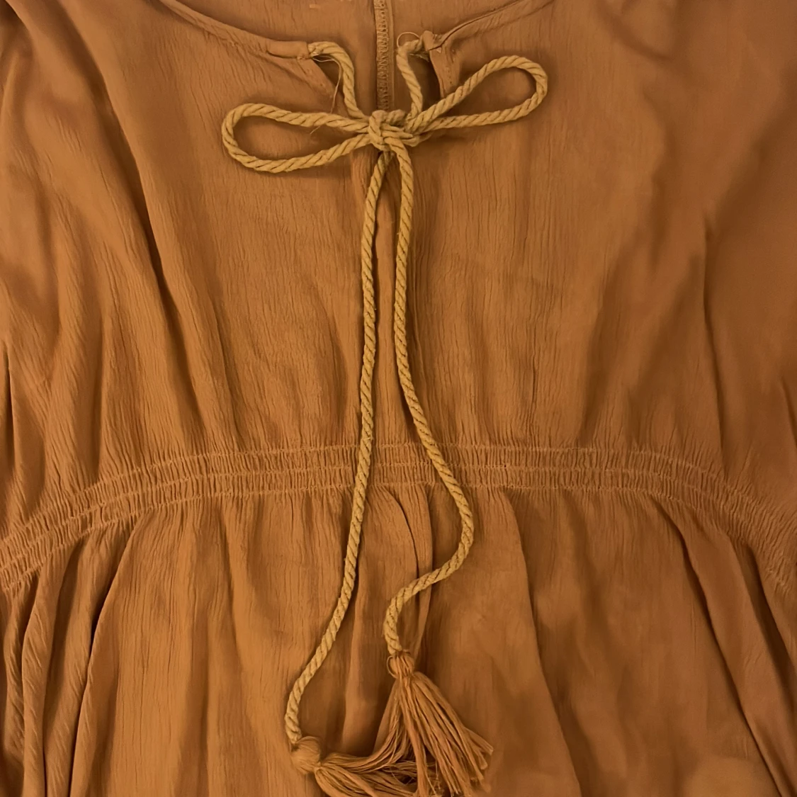 Brun topp med knytband och spetsdetaljer - 91