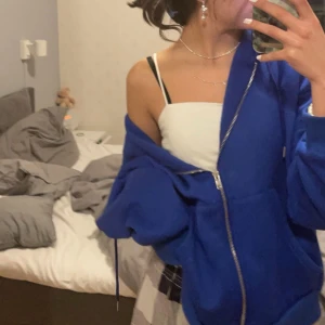 Blå sipptröja  - Säljer en snygg blå sipptröja med dragkedja. Använd några gånger men annars som helt ny, den är från SHEIN så materialet bor snabbat nopprigt💗