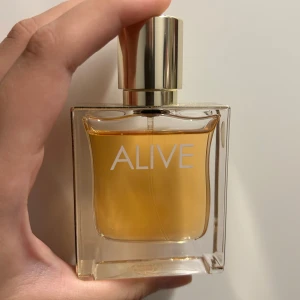 Hugo boss Alive  - Hugo boss parfym i doften Alive. 30 ml från början, se bild. Nypris ca 900kr 🌸