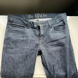Lågmidjade boot cut jeans  - Fina jeans som inte kommit till användning pågrund av att de är små på mig. Midjemåttet är 39 cm och innerbensmåttet är 78 cm. 