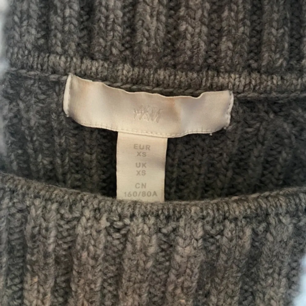 Säljer en grå stickad polotröja från H&M. Tröjan är använd ca 2 gånger och är i väldigt bra skick😊. Stickat.