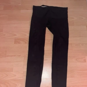 Ridbyxor Strl 40 - Den är i ganska fint skick och helskodda. Dom är som träningsbyxor fast för ridning. Jag ramlade av med dom 1 gång men tror inte det blev något hål, jag hittar inget iallafall.