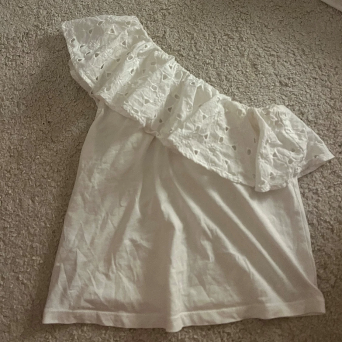 Vit oneshoulder topp med spetsdetaljer - 90