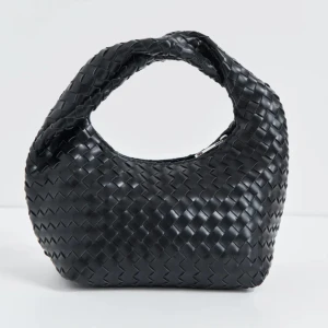 bottega likande väska  - säljer denna super fina gulliga väska från gina tricot! den liknar bottega väskor! den är använd fåtal gånger och jätte bra skick🥰 kostar 400 kr orginalpris