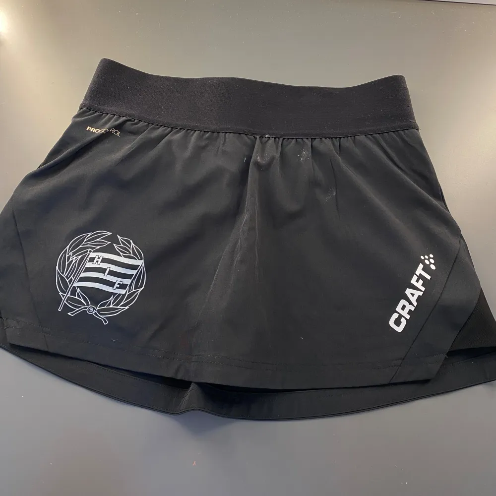 Säljer denna söta Hammarby paddelkjolen från craft. Den har inbyggda shorts och är i storlek xs. Säljer den då den inte passar. Helt oanvänd endast provad. köpt för 450 men säljer för 300🩷🩷  Pris går att diskutera . Sportswear.