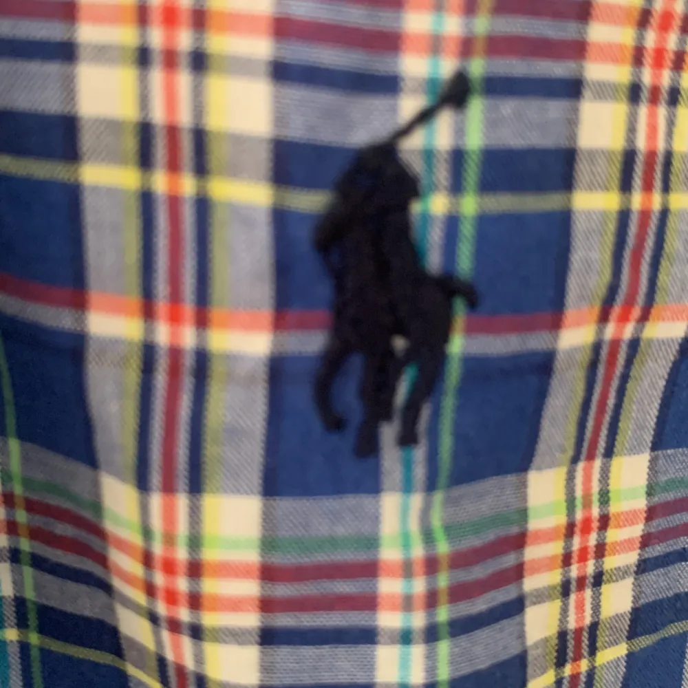 En Ralph lauren skjorta/overshirt i perfekt nyskick. Storlek barn L men lika stor som en vuxen S. Nypris Ca 1600 mitt pris 250 men inte hugget i sten. Säljer för att den har blivit för liten.. Skjortor.