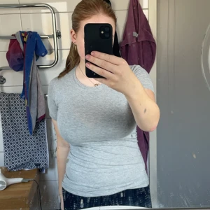 Intimissimi t-shirt  - Grå tajt T-shirt från intimissimi, välanvänd men inget trasigt 🩶