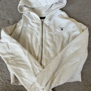 Gant kofta - Säljer denna jättefina gant koftan i storlek 176. Den är i bra skick 