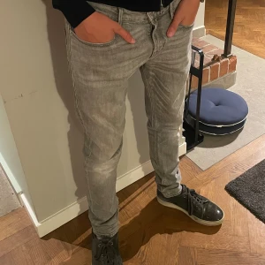Scotch & Soda Jeans slimfit - Hej, säljer nu mina snygga jeans som är i nyskick. Längd - 105-110cm, Midja - 40 cm. Riktigt snygga inför höst/vinter för ett shysst pris. 🌊🍾