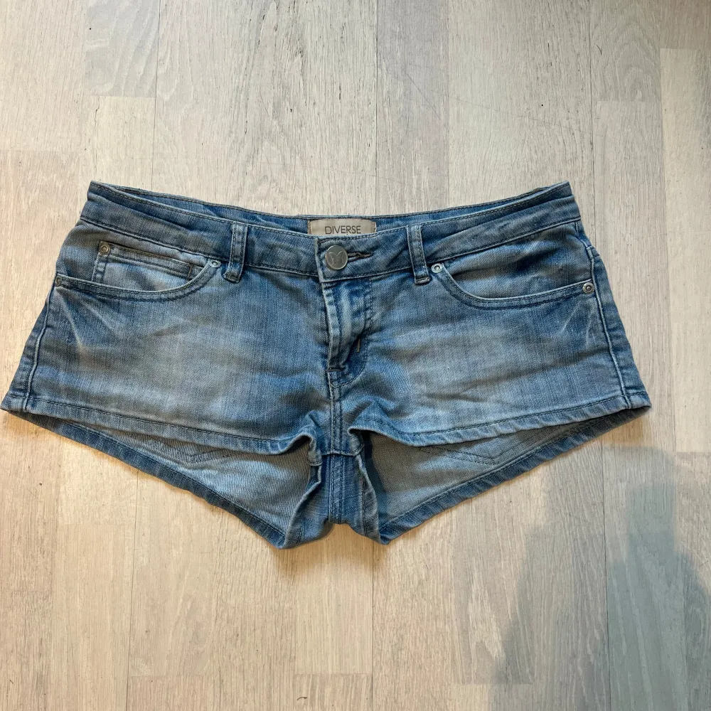 Supersnygga lowwaist shorts  Midja: 42 . Shorts.