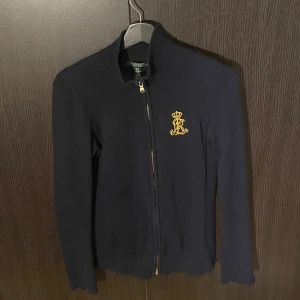 Ralph Lauren Zip - Tja, här nedan säljer jag en limiterad green label hel zip från Ralph Lauren. Denna går ej att få tag på och är perfekt nu inför höst och vinter. Den är märkblå och i storlek M men passar även personer med S. Hör av dig vid eventuella frågor! 