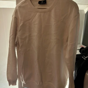 Sweatshirts  - 4 sweatshirts, vit svart grå o blå kan köpas var för sig men tsm 200kr