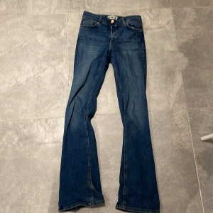 Jeans - Storlek - 32/ passar en person som är cirka 160/165cm lång skulle jag säga  Hämtas upp utanför Göteborg i Mölnlycke eller skickas mot fraktkostnad😊
