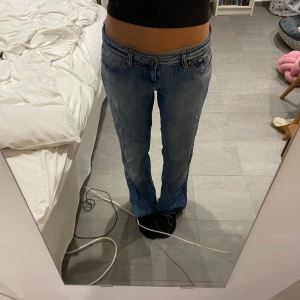 Lågmidjade Lee jeans - Assnygga lågmidjade jeans från Lee. Väldigt bra skick  Midjemått rakt över: 40 cm Innerbenslängd: 78