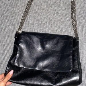 Zara väska - Jätte fin zara väska som aldrig är använd. Super bra skick.🎀