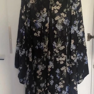 H&M klänning  - Står att det är storlek S men är större.  Aldrig använts innan 