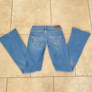 Lågmidjade bootcut jeans  - Ett par jättefina lågmidjade bootcut jeans som är perfekt nu till hösten😍🍁 Aldrig använda, de är i toppen skick och inga defekter finns. Är i väldigt skönt och stretchigt material så de formar ens kropp bra Midjemått: 36cm+stretch Innerbensläng: 79cm