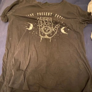 t-shirt med tryck!  - Använder inte längre, vill rensa ut allt jag inte vill ha eller passar mig