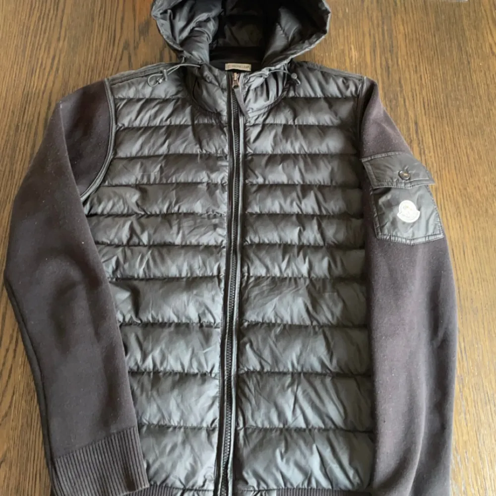 Tja, säljer nu denna moncler cardigan, den är helt fel fre förutom att de har gått upp lite på baksidan, se bild 5. Vet inte om den är äkta eller inte på grund av att ja köpte den här på Plick och fick inget kvitto med. Skriv för mer info. Mvh Axel . Jackor.