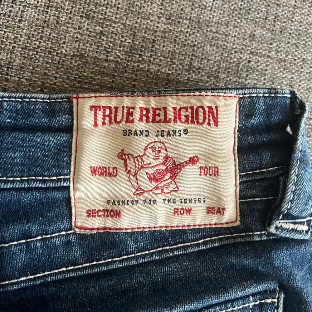 Hej! Jag säljer mina true religion jeans joey midrise flare, dom är inte mycket använda pågrund av att dom var lite för stora och långa för mig. Dom har varit upplagda (se sista bilden) jag ansvarar inte för postens slarv!. Jeans & Byxor.