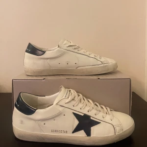 Golden Goose - Säljer nu mina Golden Goose superstars, skorna är använda 1 gång. Nypris 5,200 Box och dustbag medföljer