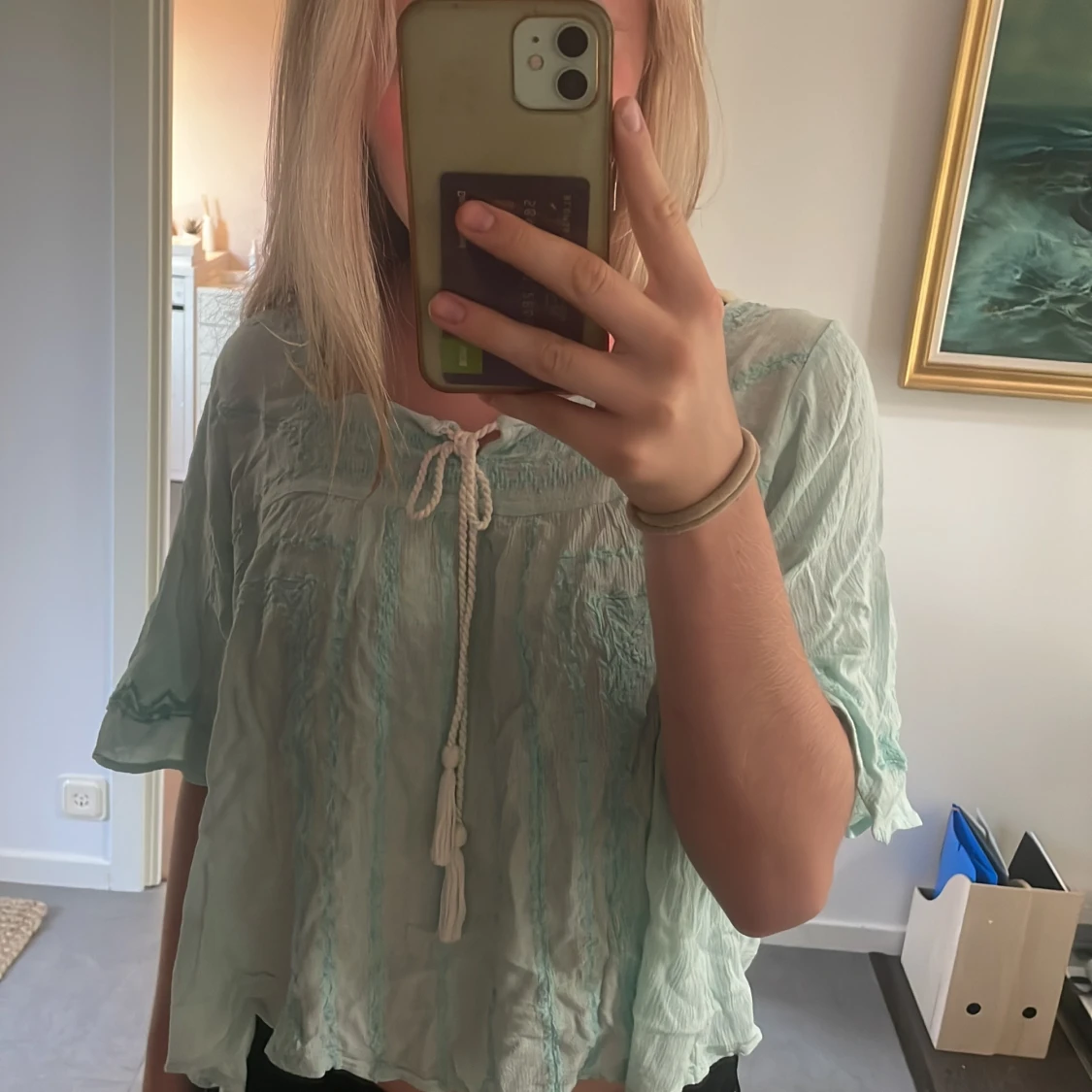 Ljusgrön blus med knytband